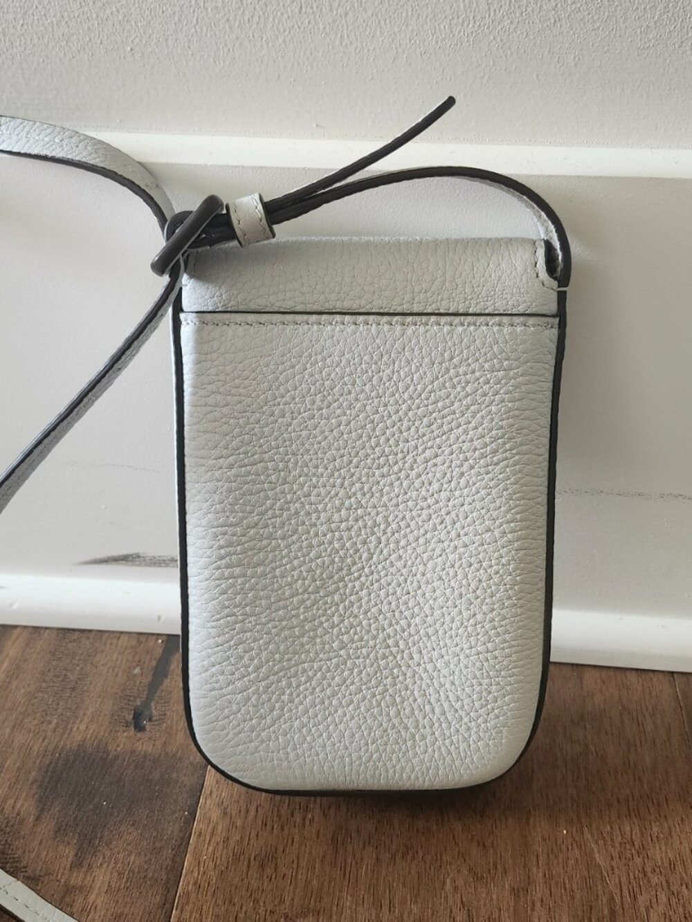 Tory Burch Phone Crossbody Bag – Light Gray Leather – Gold Logo – EUC - Picture 3 of 16